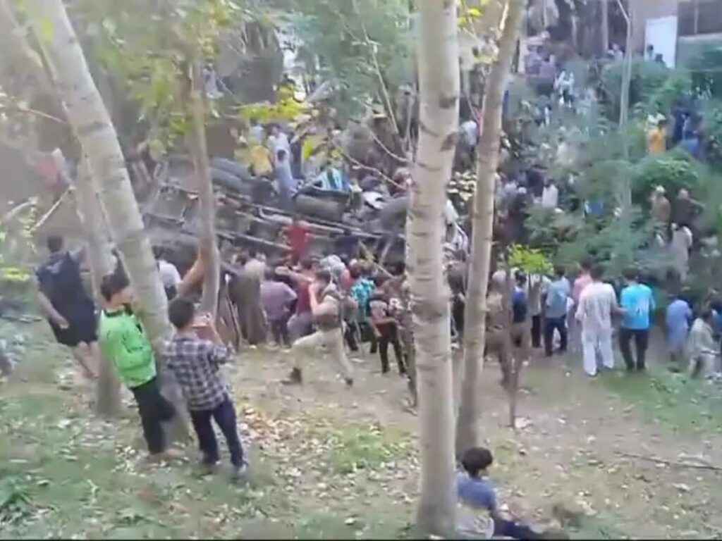जम्मू-कश्मीर: जवानों को ले जा रही बस गिरी खाई में,3 जवानों की मौत  