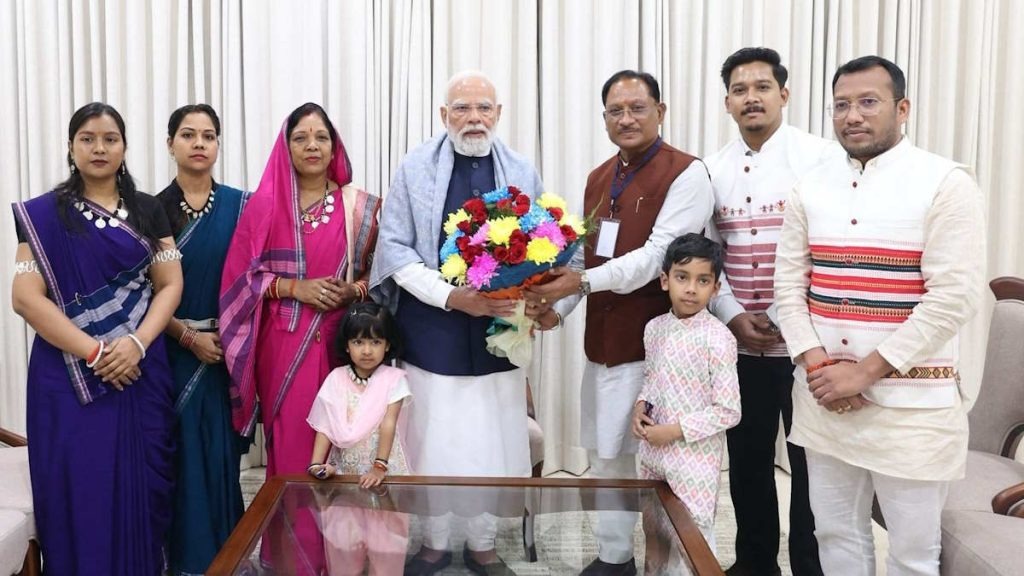 CG News: PM मोदी से सपरिवार मिले CM साय, बोले – सत्पुरुषों का संग जीवन सार्थक करता है