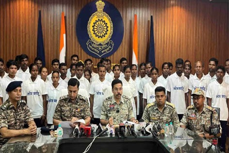 CG News: 37 माओवादियों ने किया आत्मसमर्पण, 27 पर था 65 लाख का इनाम