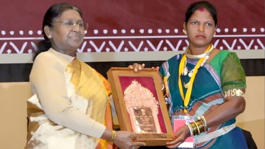 CG News: छत्तीसगढ़ की धातुकला को राष्ट्रीय पहचान, हीराबाई झरेका बघेल को मिला राष्ट्रीय हस्तशिल्प पुरस्कार