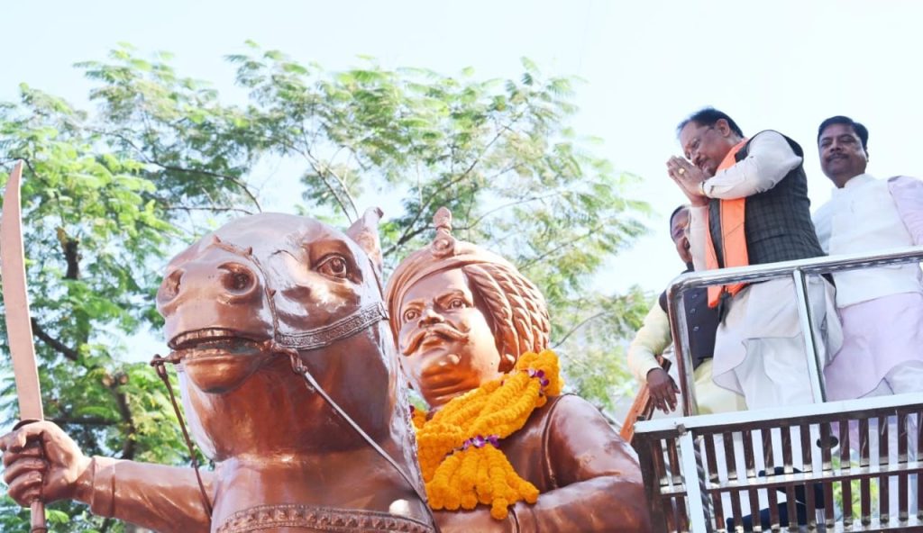 CG News: मुख्यमंत्री विष्णुदेव साय ने जयस्तंभ चौक में शहीद वीर नारायण सिंह के बलिदान का किया स्मरण