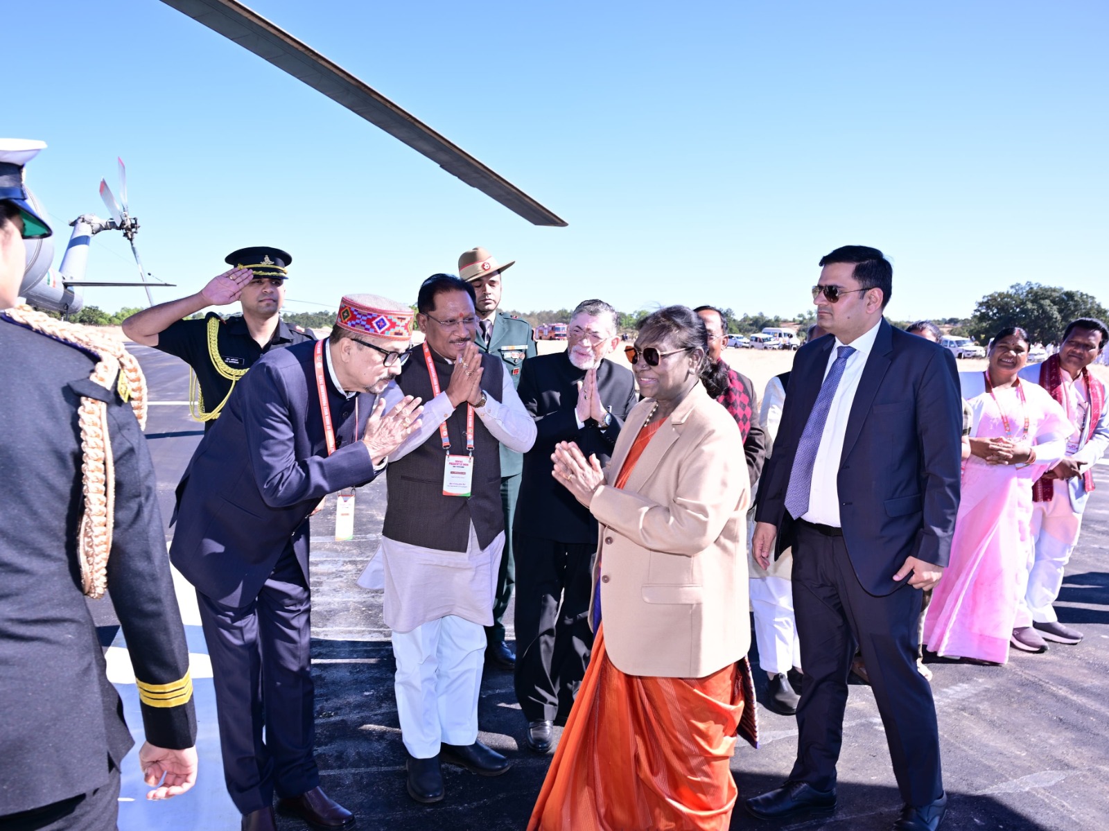 Jashpur News: राष्ट्रपति ने जशपुर में स्थानीय हस्तशिल्प का किया सम्मान, ग्रामीण महिला सशक्तिकरण और पारंपरिक कला को बढ़ावा