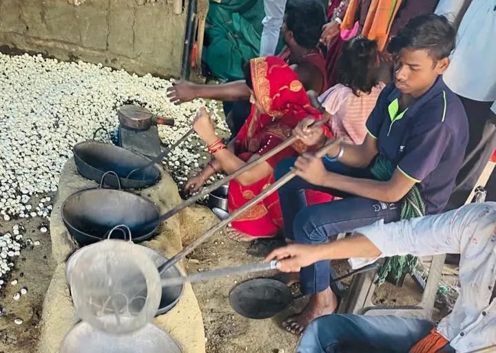 CG News: धमतरी की ग्रामीण महिलाओं ने अपनाई मखाना खेती, आय और आत्मनिर्भरता की राह