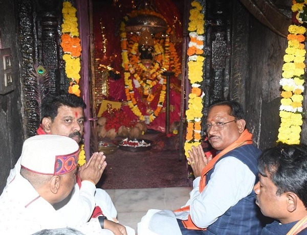 CG News: सीएम साय ने मां दंतेश्वरी के मंदिर में की पूजा, प्रदेशवासियों की खुशहाली की कामना