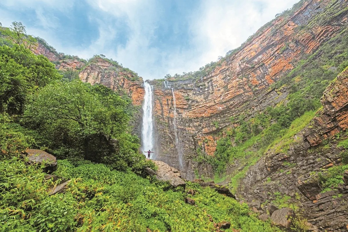 CG News: बस्तर बन रहा देश का नया टूरिस्ट हब, 4 महीने में 20 लाख से ज्यादा सैलानी पहुंचे