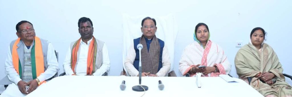 CG News: सूरजपुर दौरे पर मुख्यमंत्री विष्णु देव साय, शासकीय योजनाओं के प्रभावी क्रियान्वयन पर दिया जोर
