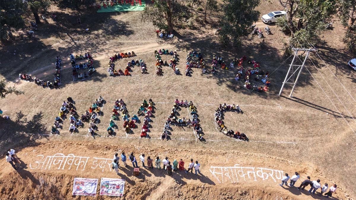 CG News: करमरी में आत्मनिर्भरता की मानव श्रृंखला, आदिवासी अंचल ने दिया आत्मनिर्भर भारत का संदेश