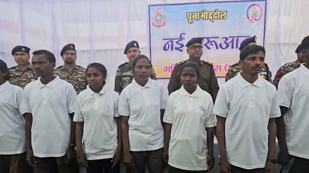 CG News: गरियाबंद नक्सलमुक्त होने के करीब, 9 नक्सलियों का सामूहिक आत्मसमर्पण