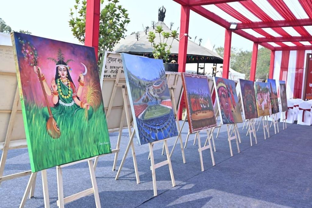 CG News: पुरखौती मुक्तांगन में आयोजित चित्रकला प्रदर्शनी, सुरेंद्र दुबे मंडप में चित्रों के जरिए सजी छत्तीसगढ़ की संस्कृति