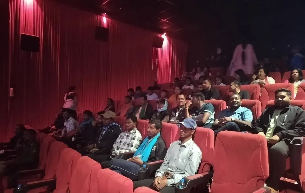 CG News: कांकेर प्रशासन की अनूठी पहल, परेड और 'बॉर्डर-2' देख खिले आत्मसमर्पितों के चेहरे