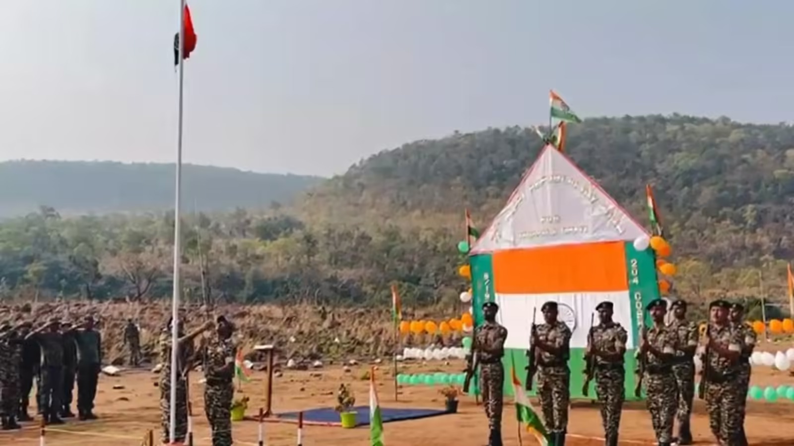 CG News: कर्रेगुट्टा हिल्स की 5000 फीट ऊंचाई पर फहराया परचम, गूँजा 'जय हिंद' का नारा