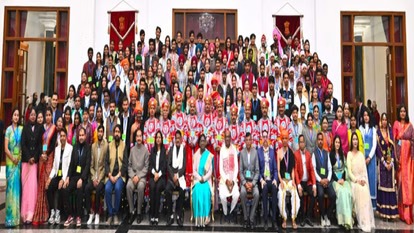 CG News: राष्ट्रपति भवन में छत्तीसगढ़ के कलाकारों से मिलीं द्रौपदी मुर्मु, झांकी को बताया जनजातीय संस्कृति का जीवंत प्रतीक