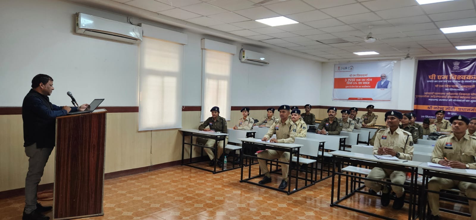 CG News: प्रोजेक्ट तेजस के तहत नव-नियुक्त आरक्षकों को कंप्यूटर प्रशिक्षण, एसपी लाल उमेद सिंह का आईटीआई रायपुर भ्रमण