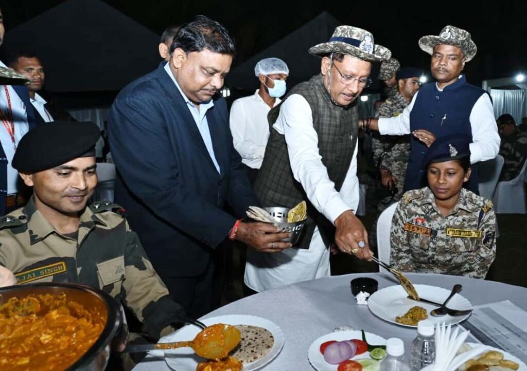 CG News: मुख्यमंत्री विष्णु देव साय ने जवानों के साथ किया रात्रि भोज और सुरक्षा बलों का मनोबल बढ़ाया
