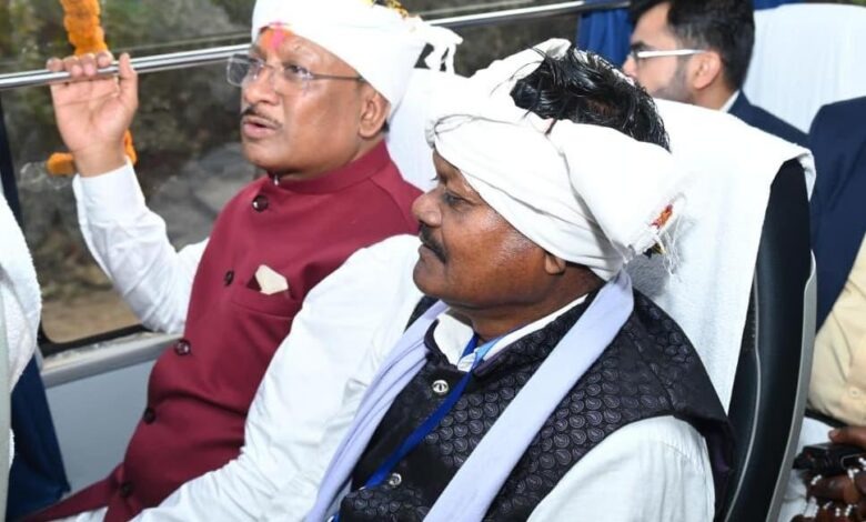 CG News: मुख्यमंत्री बस सेवा से सुदूर जनजातीय गांवों को मिली परिवहन सुविधा, मुख्यमंत्री ने ग्रामीणों के साथ किया बस में सफर