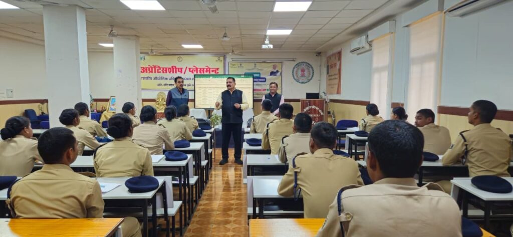 CG News: शासकीय ITI रायपुर में पुलिस कर्मियों को मेजर नरेंद्र उपाध्याय ने दिया अनुशासन और व्यक्तित्व विकास का मार्गदर्शन