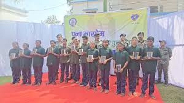  CG News: बीजापुर में AK-47 और SLR के साथ माओवादियों का सरेंडर