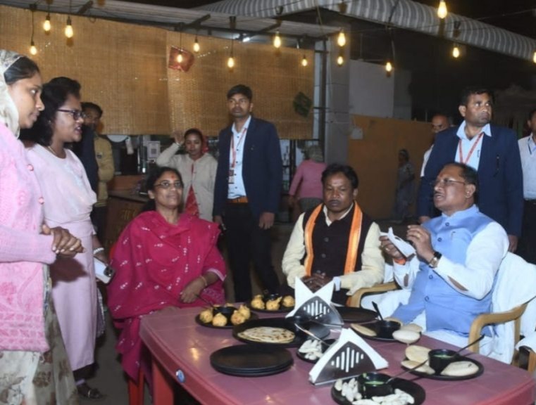 CG News: मुख्यमंत्री साय ने केशकाल में सड़क निर्माण का किया निरीक्षण, बस्तर में आत्मनिर्भरता पर दिया जोर