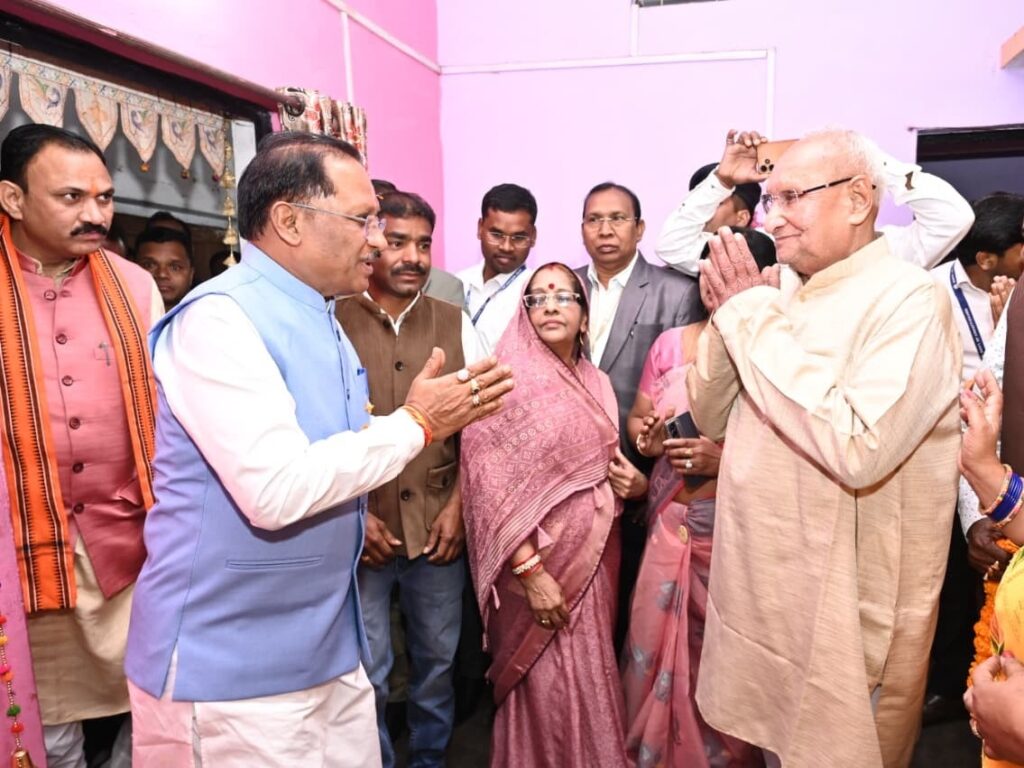 CG News: मीसाबंदियों से मिले CM साय, लोकतंत्र के रक्षकों को किया नमन