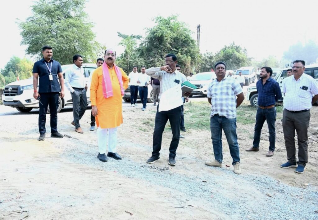 CG News: उप मुख्यमंत्री अरुण साव ने मनियारी नदी पुल का औचक निरीक्षण किया, धीमी प्रगति पर जताई नाराजगी