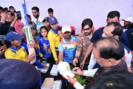 Jashpur News: 62वें जन्मदिवस पर मुख्यमंत्री ने इचकेला की तीन प्रतिभाशाली क्रिकेटर बेटियों का किया सम्मान