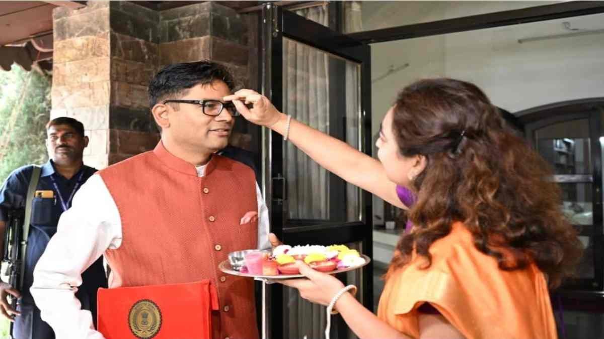 CG News: वित्त मंत्री ओपी चौधरी ने छत्तीसगढ़ की मिट्टी से तिलक कर पेश किया बजट