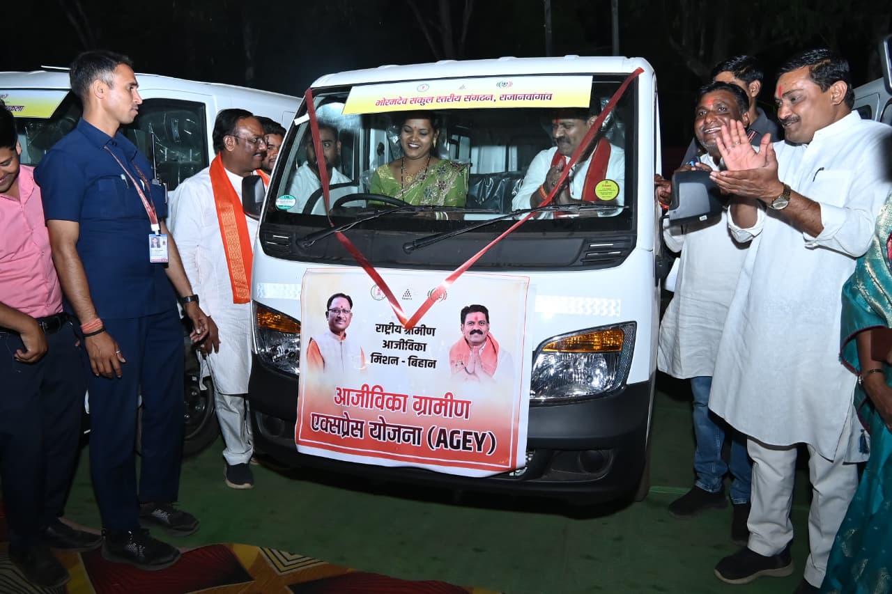 CG News: कबीरधाम जिला में महिलाओं ने संभाली स्टीयरिंग, उपमुख्यमंत्री विजय शर्मा बने पैसेंजर