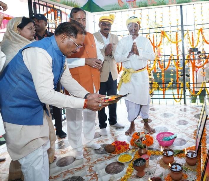 CG News: CM विष्णु देव साय ने बड़ादेव स्थापना में की पूजा, वीर नारायण सिंह और रानी दुर्गावती को किया नमन
