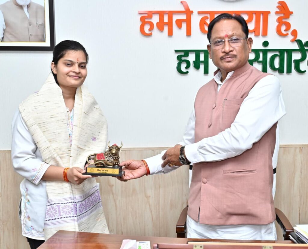 CG News: यूपीएससी 2025 में 35वीं रैंक प्राप्त करने वाली वैभवी अग्रवाल से मुख्यमंत्री ने की भेंट