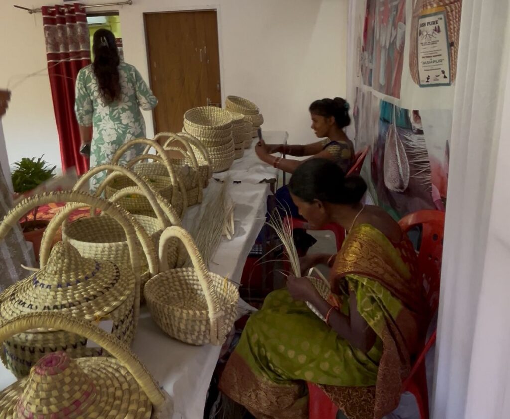 CG News: बिहान योजना से बदली कांसाबेल की तस्वीर पारंपरिक हस्तशिल्प से आत्मनिर्भर बनीं महिलाएं