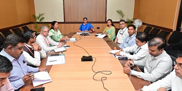 CG News: छत्तीसगढ़ में एलपीजी गैस, डीजल और पेट्रोल की उपलब्धता की समीक्षा के लिए मंत्रालय महानदी भवन में बैठक हुई। खाद्य सचिव रीना कंगाले ने बताया कि राज्य में इन पेट्रोलियम पदार्थों का पर्याप्त स्टॉक मौजूद है। आपूर्ति व्यवस्था की नियमित निगरानी और अवैध गैस रिफिलिंग पर सख्त कार्रवाई के निर्देश दिए गए हैं।