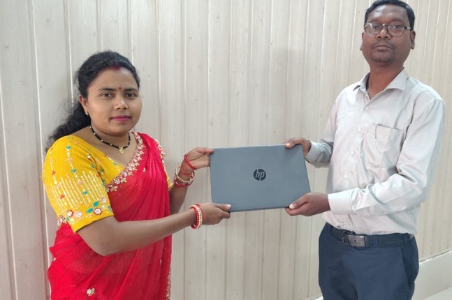 CG News: आधार सेवाओं से सशक्त हुई संगीता सिंह, ग्रामीण महिलाओं के लिए बनी प्रेरणा