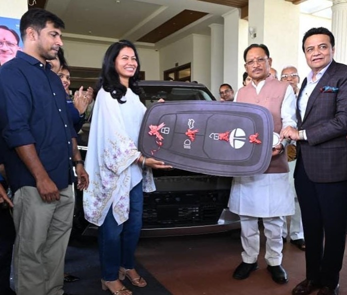 CG News: मुख्यमंत्री विष्णुदेव साय ने भारतीय महिला क्रिकेट टीम की फिजियोथेरेपिस्ट आकांक्षा सत्यवंशी को टाटा सिएरा कार भेंट कर किया सम्मानित