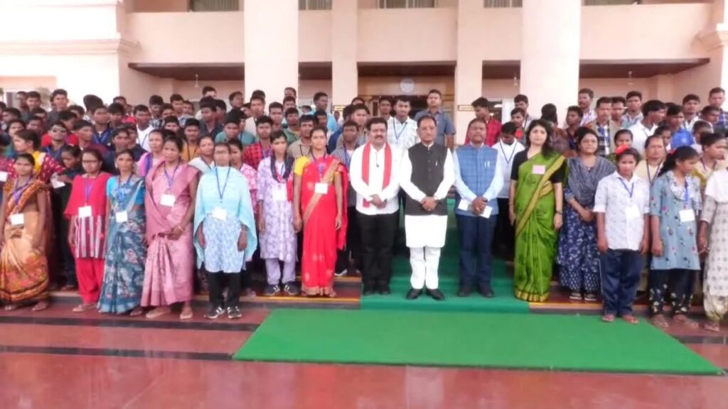 CG News: पूर्व नक्सलियों ने देखी विधानसभा की कार्यवाही, मुख्यमंत्री साय से की मुलाकात