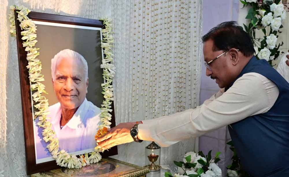 Jashpur News: लोकतंत्र सेनानी महावीर प्रसाद जैन को CM साय ने दी श्रद्धांजलि, परिजनों से मिलकर साझा किया दुख