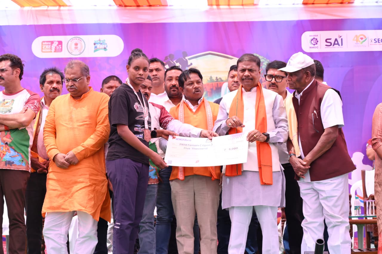 CG News: बस्तर हेरिटेज मैराथन 2026 में 9,800 से अधिक धावकों ने रचा इतिहास, वैश्विक मंच पर चमका बस्तर