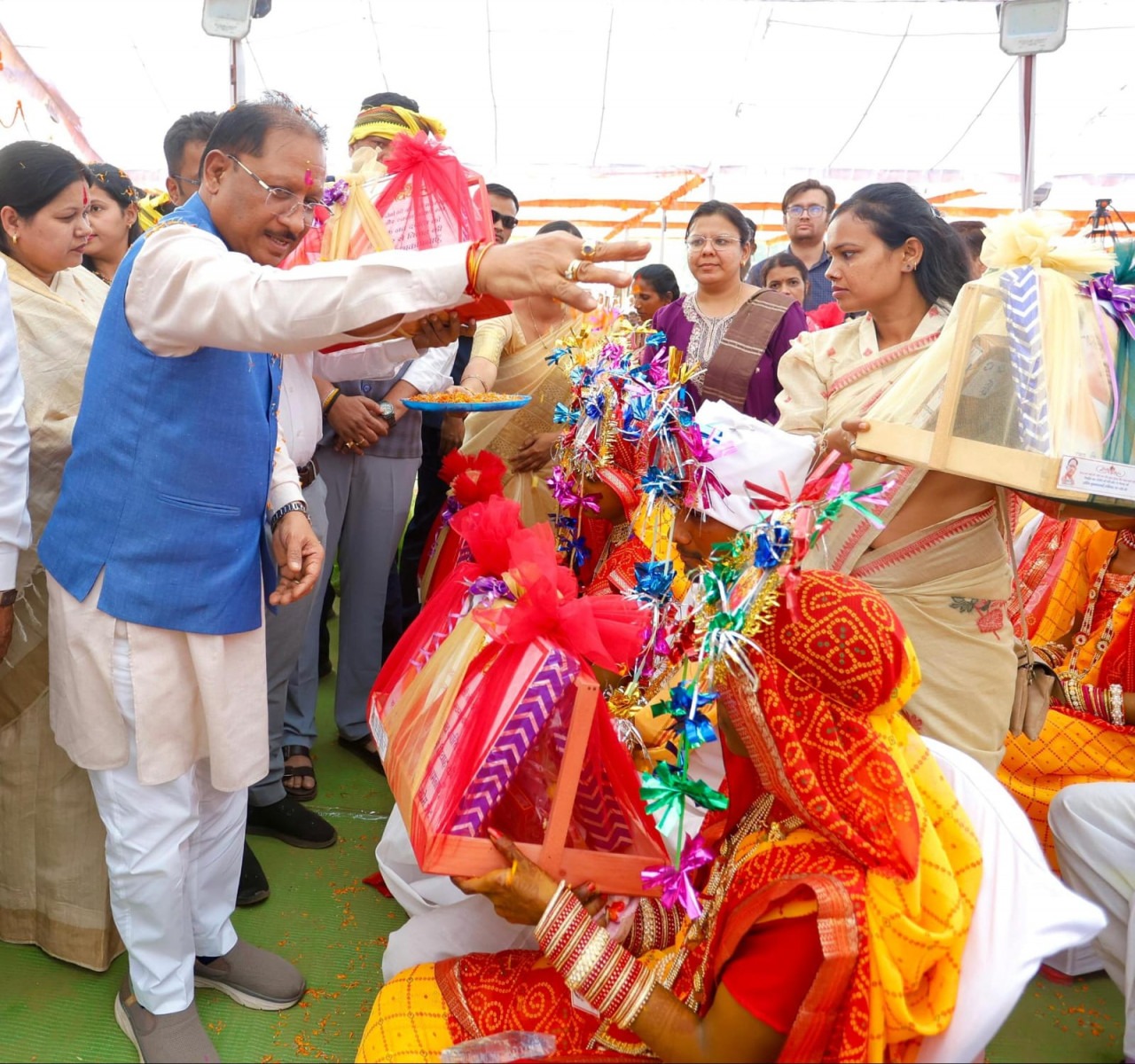 CG News: बलौदाबाजार में CM विष्णु देव साय शामिल हुए सामूहिक विवाह में, आदिवासी समाज को दी करोड़ों की सौगात