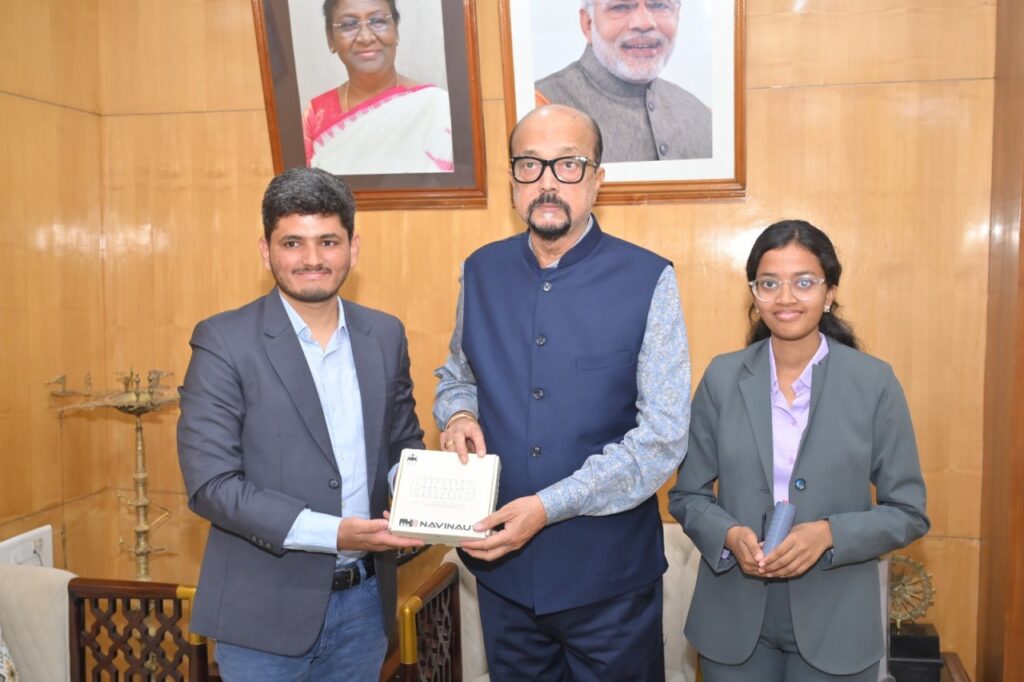 CG News: राज्यपाल रमेन डेका से मिले युवा इनोवेटर, दृष्टिबाधितों के लिए स्मार्ट डिवाइस का किया प्रदर्शन
