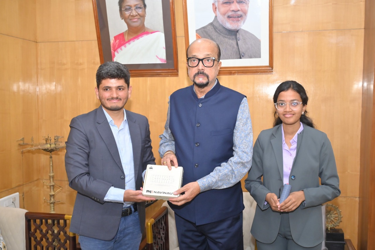 CG News: राज्यपाल रमेन डेका से मिले युवा इनोवेटर, दृष्टिबाधितों के लिए स्मार्ट डिवाइस का किया प्रदर्शन