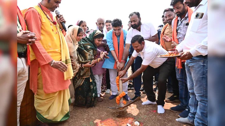 CG News: ग्रामीण विकास को बताया प्राथमिकता मंत्री टंकराम वर्मा ने 7.82 करोड़ की सड़क का किया भूमिपूजन