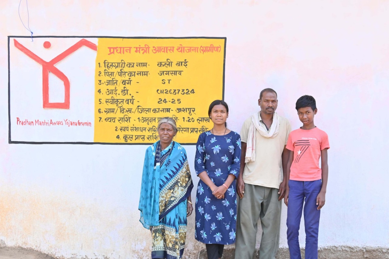 Jashpur News: पीएम जनमन आवास योजना से जशपुर के जनजातीय परिवारों के सपनों को मिला अपना घर