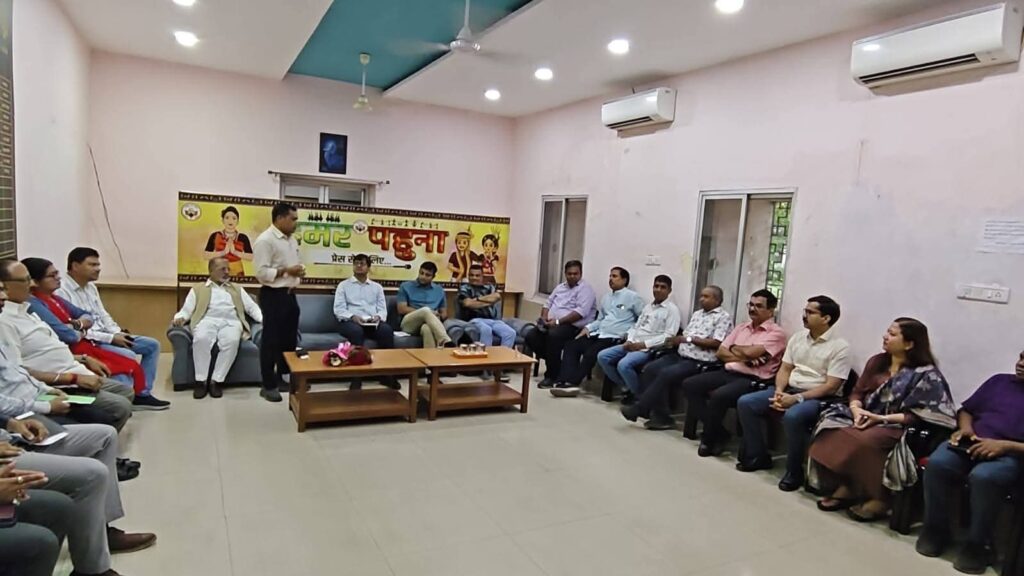 CG News: 'अटेंशन की होड़ में बढ़ रहीं भ्रामक खबरें चिंता का विषय', रायपुर प्रेस क्लब में बोले जनसंपर्क आयुक्त रजत बंसल