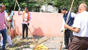 बलौदाबाजार में सेवा संकल्प अभियान के तहत षष्ठी मंदिर परिसर में स्वच्छता अभियान चलाते राजस्व मंत्री टंक राम वर्मा।